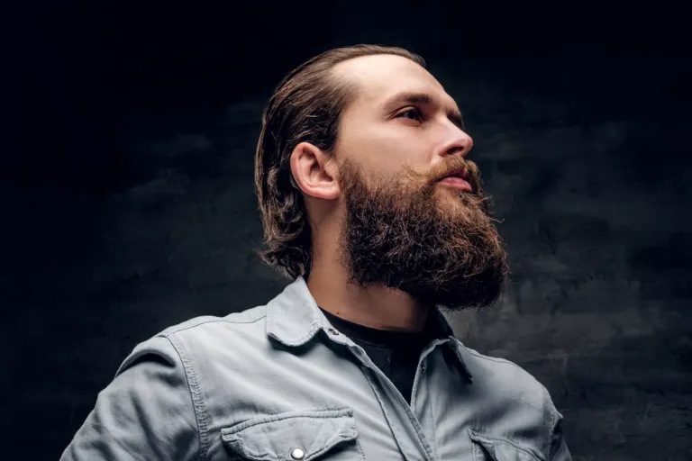 Hombre con barba larga