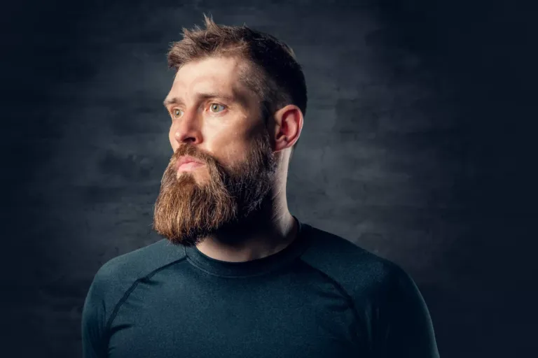 Hombre con barba larga