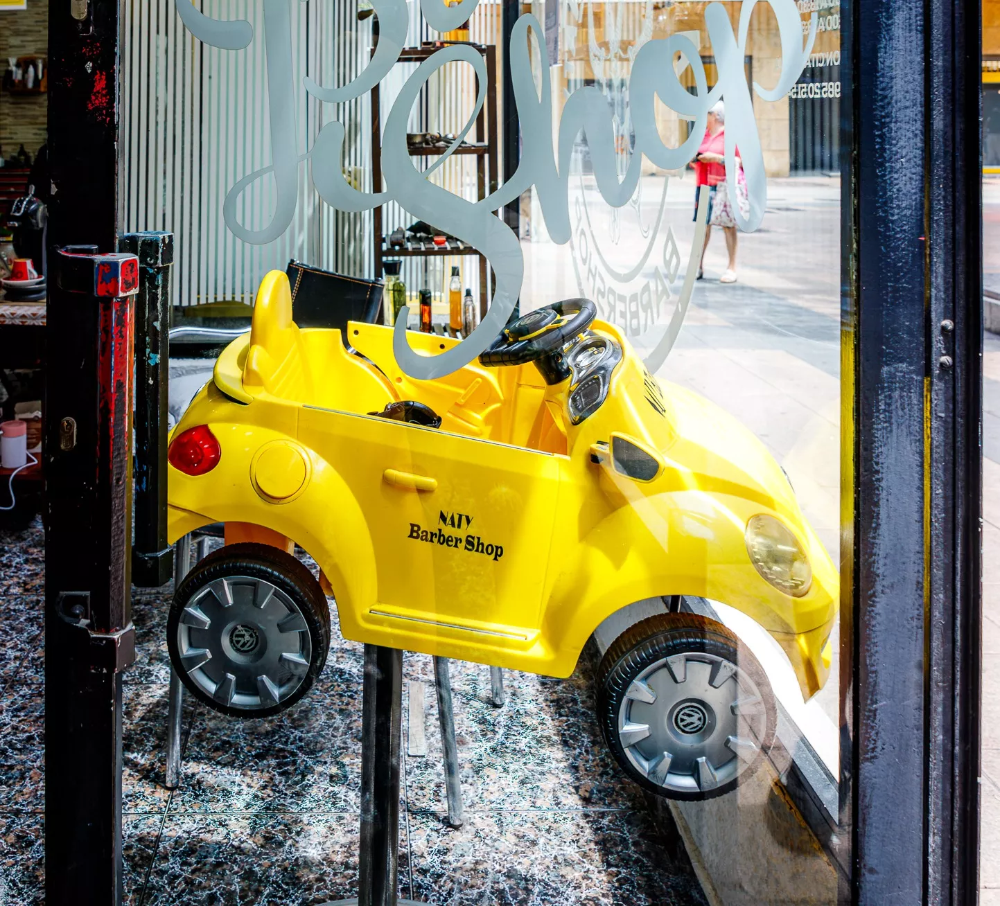 Un coche/sillón infantil de peluquería amarillo