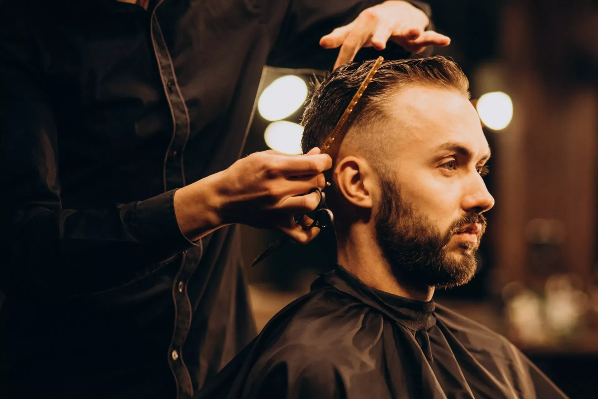 Hombre mientras le cortan el pelo