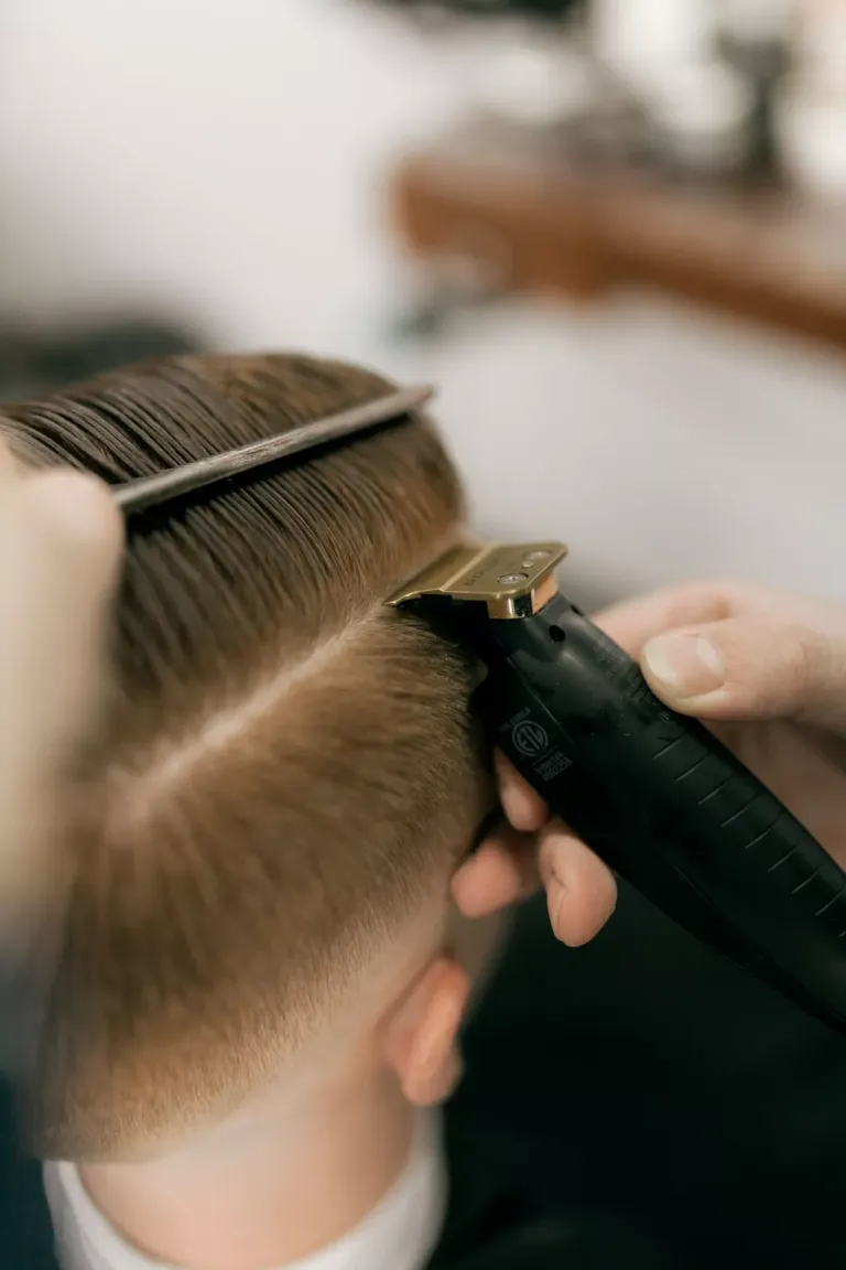 Cortando el pelo con maquinilla eléctrica y peine