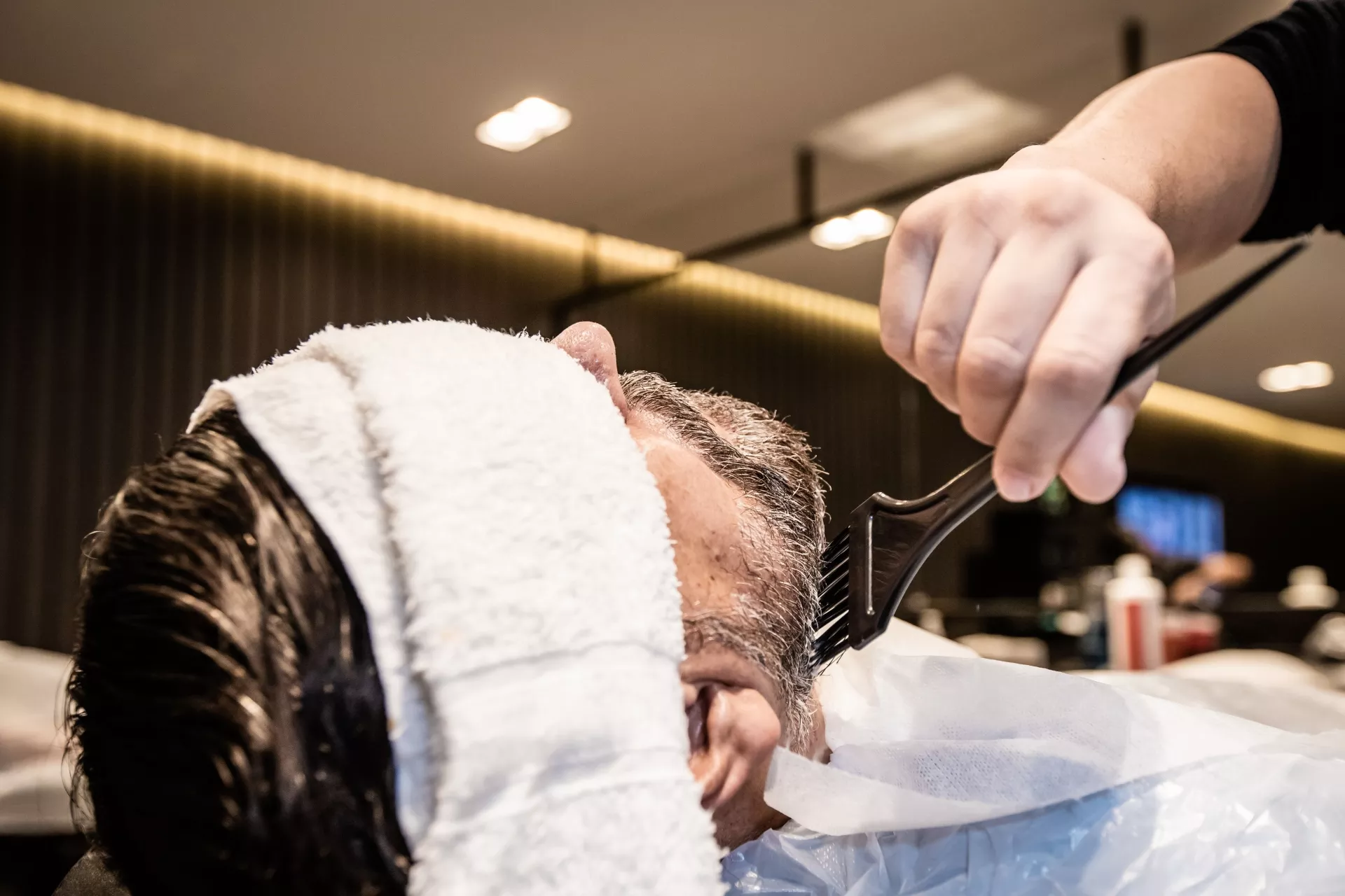 Hombre recibiendo tratamiento en su barba