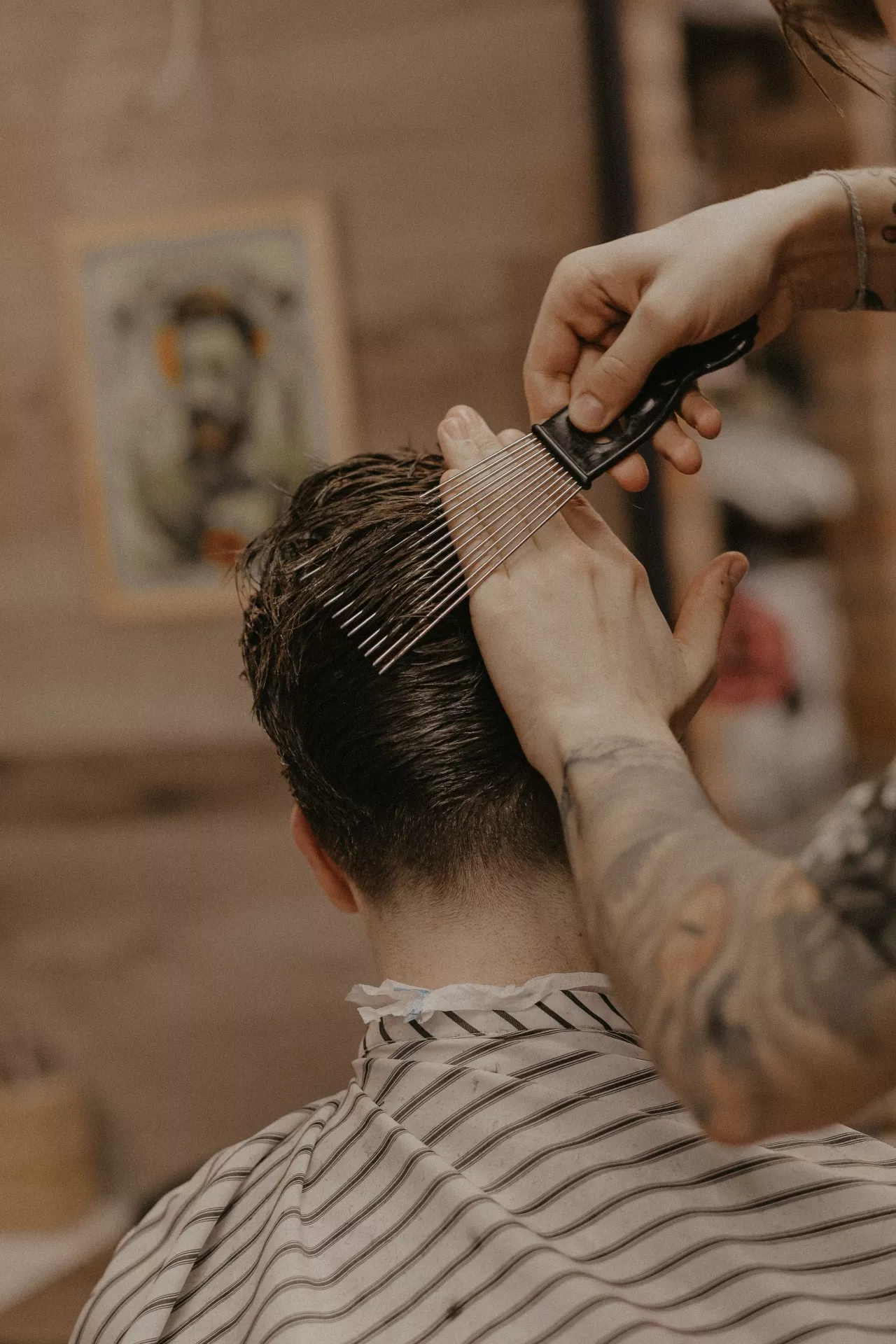 Pasando un peine de púas grandes por el pelo de una persona
